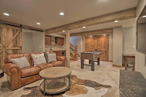 TV, fireplace, Hulu, table football - Townhome ~ 4 Mi to Beaver Creek & 8 Mi to Vail! (Avon)