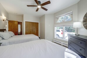 4 bedrooms, desk, iron/ironing board, internet