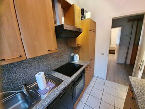Kühlschrank, Mikrowelle, Ofen, Geschirrspüler