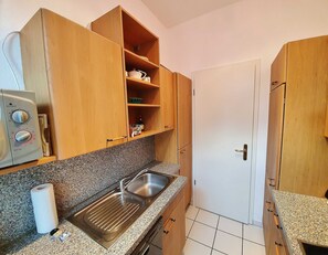 Geladeira, micro-ondas, fogão, lava-louças