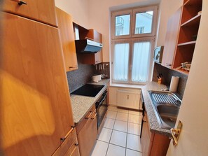 Kühlschrank, Mikrowelle, Ofen, Geschirrspüler