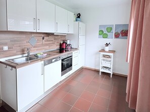 Kühlschrank, Mikrowelle, Ofen, Geschirrspüler