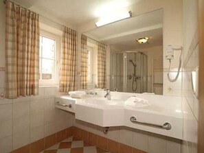 Haartrockner, Handtücher, Seife, Toilettenpapier