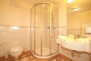 Sèche-cheveux, serviettes fournies, savon, papier toilette