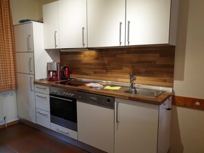 Kühlschrank, Mikrowelle, Ofen, Geschirrspüler