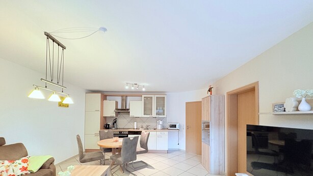 Un apartamento moderno con sala de estar, comedor y cocina.