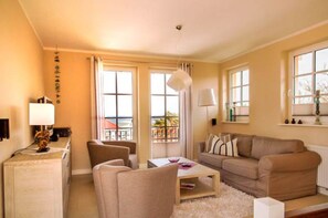 Televisión y chimenea 