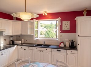 Fridge, microwave, oven, stovetop - Homerez - Villa in Ribérac (Ribérac)