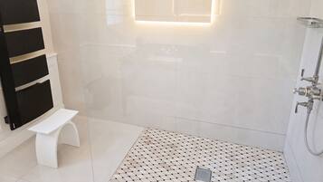 Bathtub, towels
