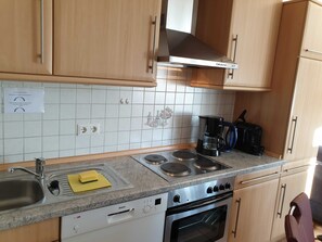 Kühlschrank, Mikrowelle, Ofen, Geschirrspüler