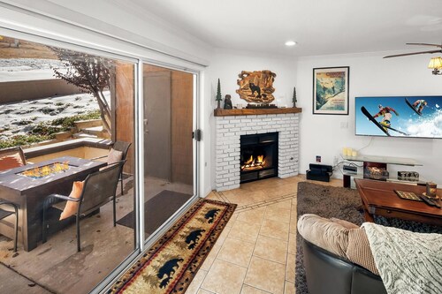Beautiful Townhouse! Walking Distance to Bear Mtn and Golf Course! Walk to Hiking!