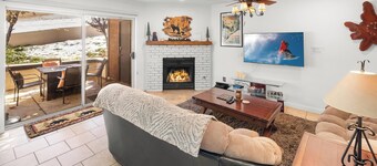 Beautiful Townhouse! Walking Distance to Bear Mtn and Golf Course! Walk to Hiking!