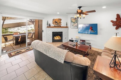 Beautiful Townhouse! Walking Distance to Bear Mtn and Golf Course! Walk to Hiking!