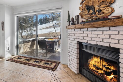 Ski Bear Get Away by Destination Big Bear : Beautiful Townhouse! Walking Distance to Bear Mtn! Walk to Hiking!