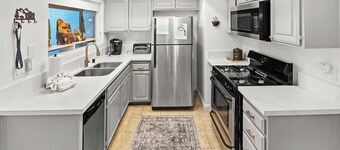 Beautiful Townhouse! Walking Distance to Bear Mtn and Golf Course! Walk to Hiking!