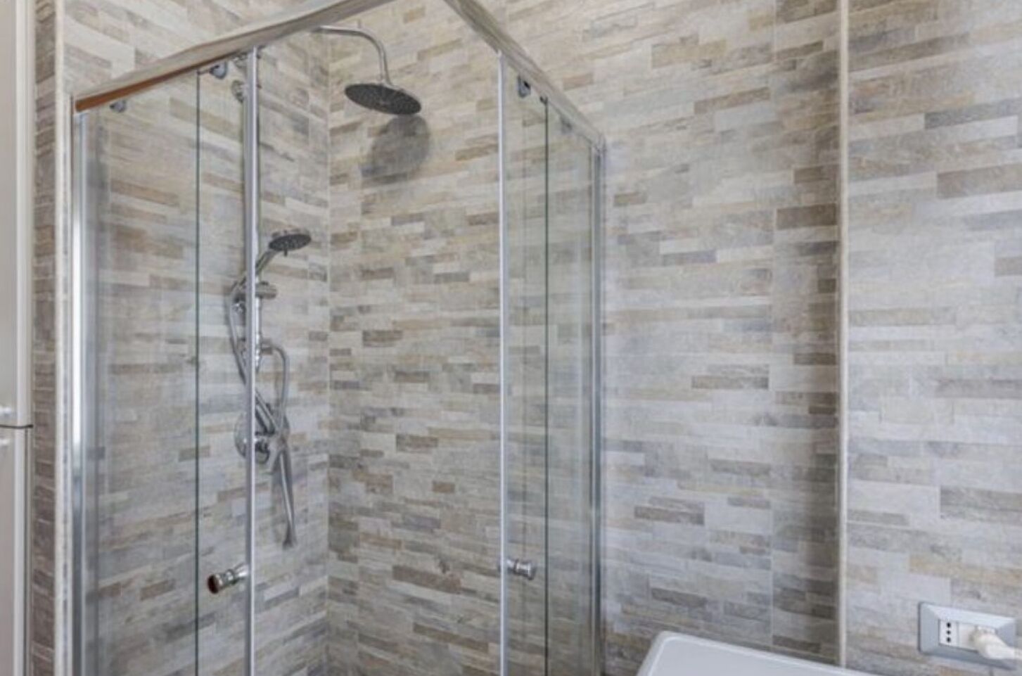 Regadera, secadora de cabello, bidet, toallas 