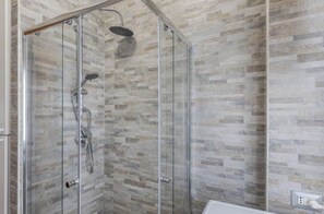 Douche, sèche-cheveux, bidet, serviettes fournies