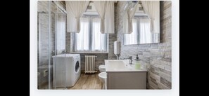 Shower, hair dryer, bidet, towels - Massimo apartments (Verona)