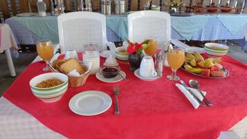 Daily continental breakfast (EUR 15 per person)