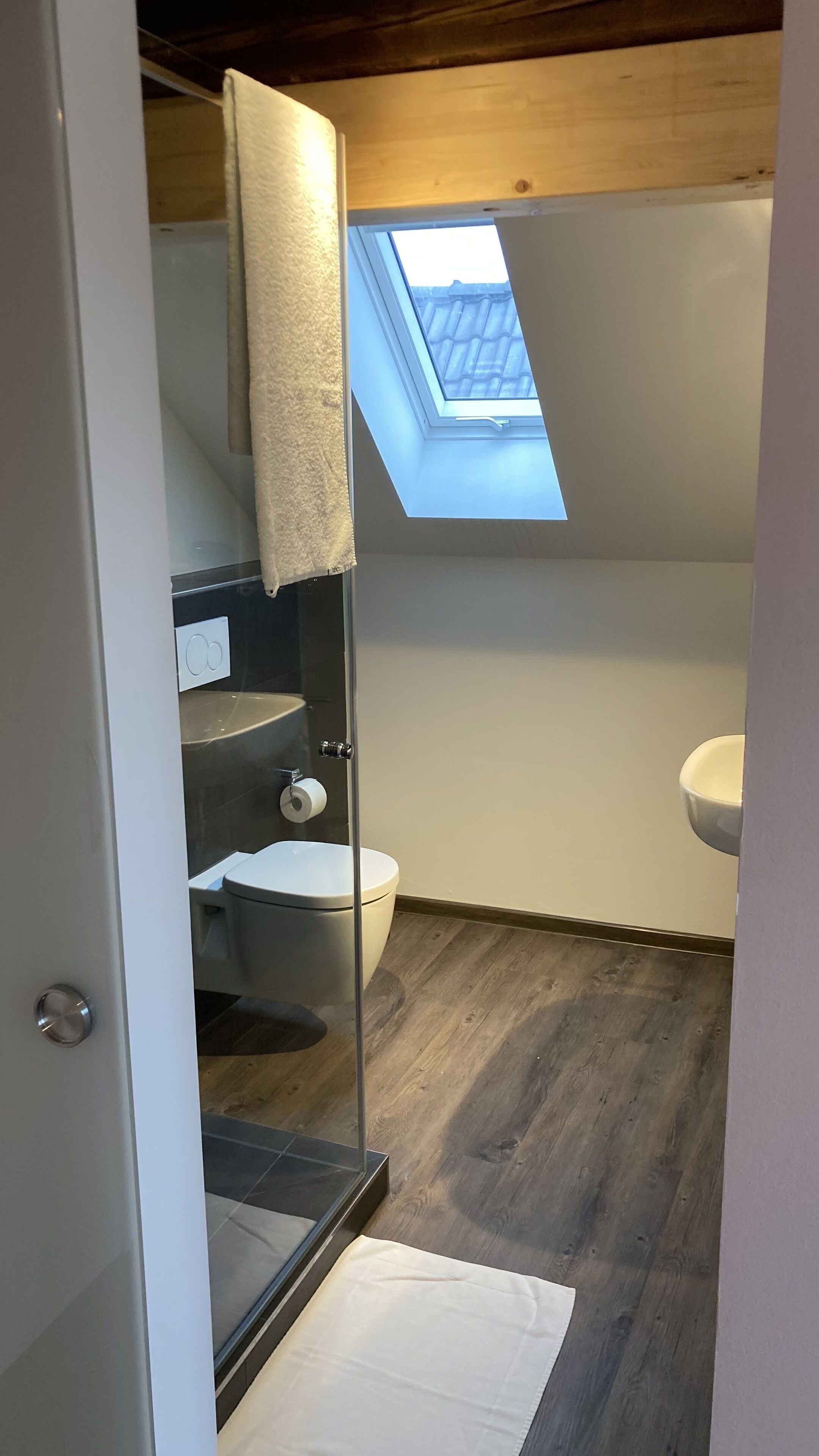 Basic-Doppelzimmer | Badezimmer | Dusche, kostenlose Toilettenartikel, Haartrockner, Handtücher