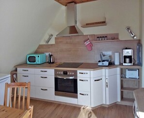 Kylskåp, mikrovågsugn, ugn och spishäll