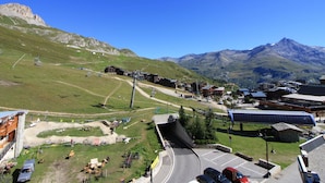 A mountain town with a ski lift, buildings, and a road leading up the hill. - Classic studio for 2 in Tignes (Tignes)