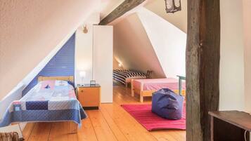 3 quartos, berço de viagem, Wi-Fi, roupa de cama