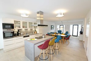 Kühlschrank, Mikrowelle, Ofen, Geschirrspüler