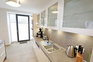 Kühlschrank, Mikrowelle, Ofen, Geschirrspüler