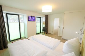 4 bedrooms, iron/ironing board, WiFi