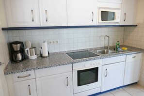 Kühlschrank, Mikrowelle, Ofen, Geschirrspüler