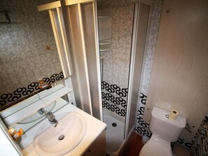 A bathroom with a sink, toilet, and shower. - Renovated studio 2 ppl – Tignes (Tignes)