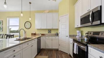 Frigorífic, microones, placa de cuina i rentaplats