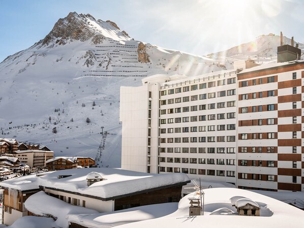 A hotel with a modern design, featuring a large building with multiple windows and a flat roof.
