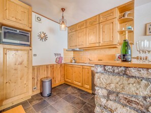 Frigorífico, microondas, placa de cocina y lavavajillas