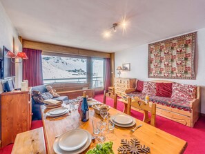 Una televisión de pantalla plana