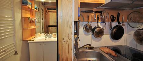 Een koelkast, een magnetron, een kookplaat, een vaatwasser