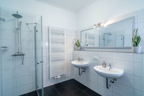 Douche, sèche-cheveux