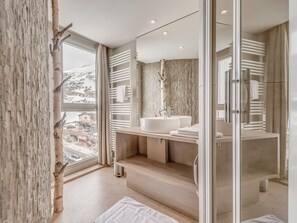 Hair dryer, slippers - Tignes: Stylish modern 2-room apartment, 4 people, balcony (Tignes)