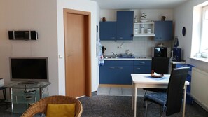 Kühlschrank, Mikrowelle, Wasserkocher mit Kaffee-/Teezubehör