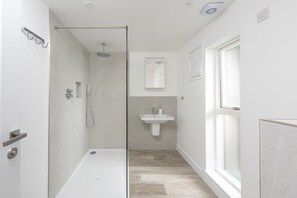 Shower, rainfall showerhead, hair dryer, towels - Blue Sky: gorgeous home with stunning sea views: walk to beach, shops, cafe, pub (Penzance)