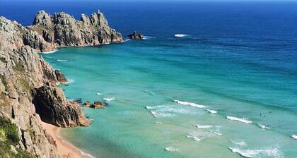 SININEN SKY @ Sennen Cove. UUSI! Upea koti: merinäköala, surffata suihkussa, kävellä rannalle.