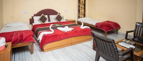 Escrivaninha, quartos à prova de som, Wi-Fi de cortesia, roupa de cama