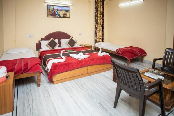 Desk, soundproofing, free WiFi, bed sheets - Hotel Dimple International (Udaipur)