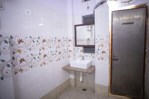 Shower, rainfall showerhead, towels - Hotel Dimple International (Udaipur)