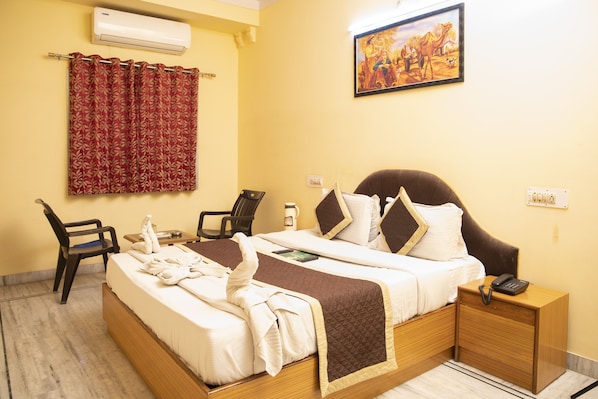 Deluxe Room | Living room | Flat-screen TV - Hotel Dimple International (Udaipur)