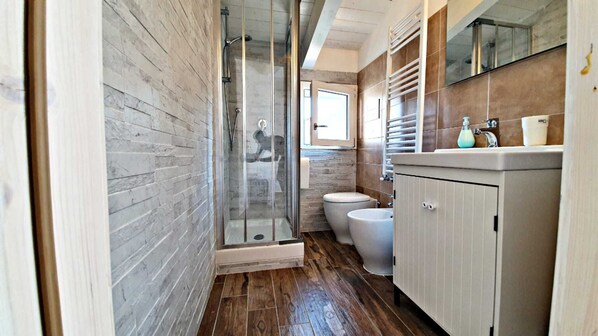 Bruser, hårtørrer, bidet, håndklæder