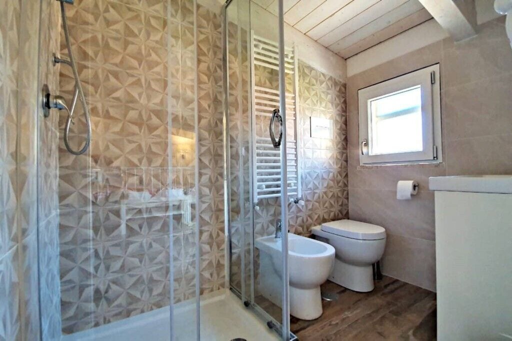 Douche, sèche-cheveux, bidet, serviettes fournies