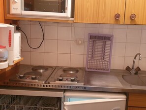 Kjøleskap, ovn, oppvaskmaskin og kaffetrakter/tekoker