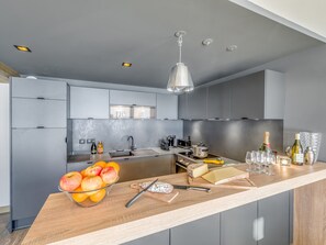 Kühlschrank, Mikrowelle, Ofen, Geschirrspüler
